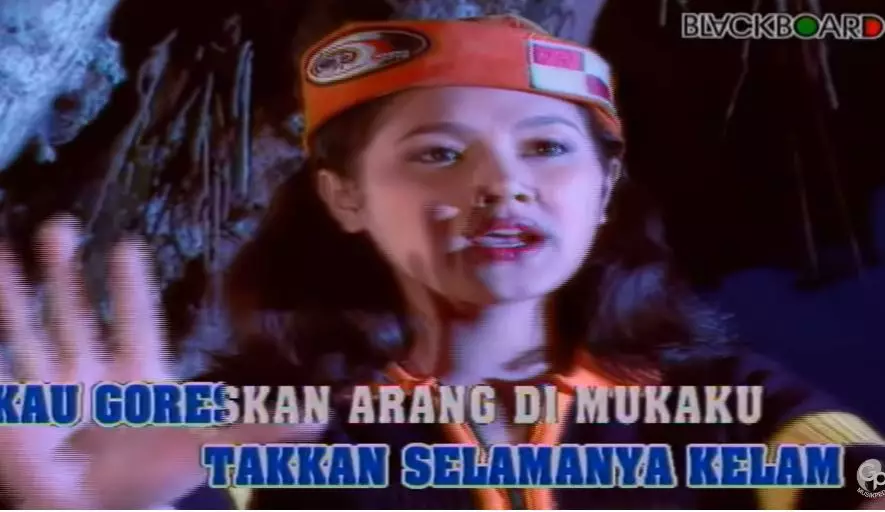 potret mulan jameela jadi model video klip lawas © YouTube