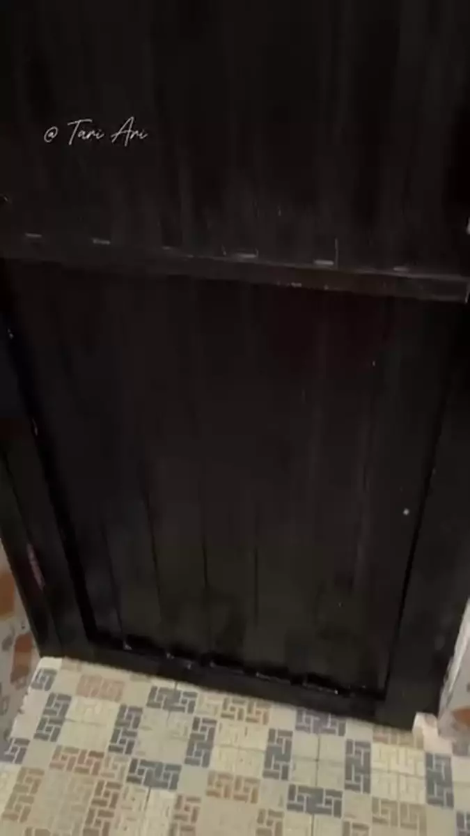 Kerak putih di pintu kamar mandi © Instagram Kerak putih di pintu kamar mandi © Instagram