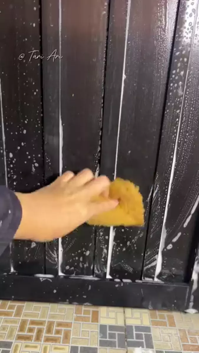 Kerak putih di pintu kamar mandi © Instagram Kerak putih di pintu kamar mandi © Instagram