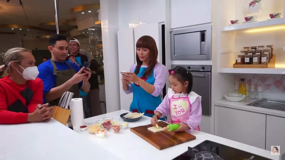 dapur Inul punya chef pribadi © YouTube dapur Inul punya chef pribadi © YouTube