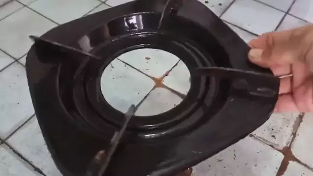 trik bersihkan tungku kompor ini autobasmi kerak © YouTube