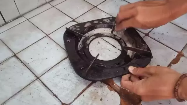 trik bersihkan tungku kompor ini autobasmi kerak © YouTube