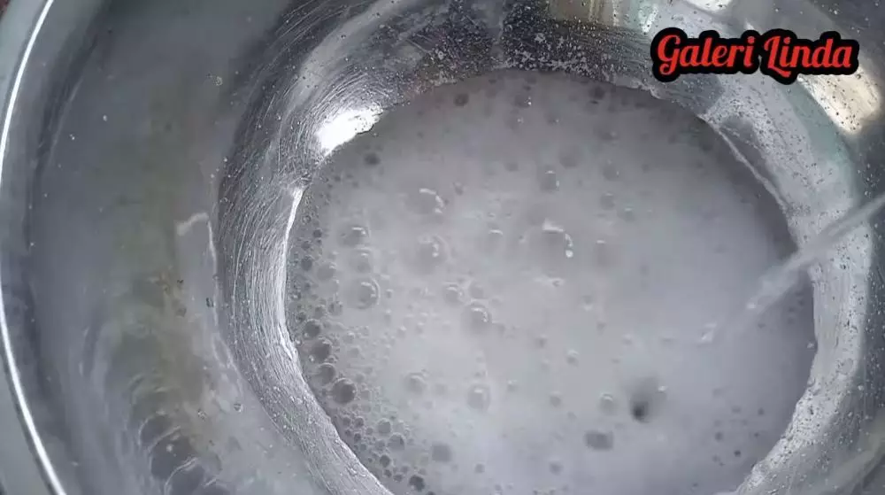 trik bersihkan kerak kuning di kloset © YouTube