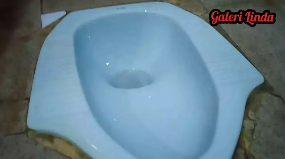 trik bersihkan kerak kuning di kloset © YouTube