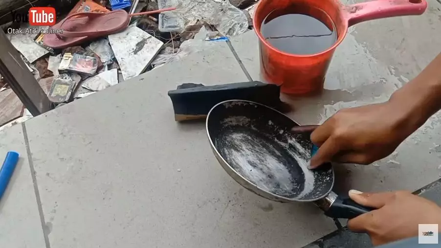 cara memperbaiki teflon yang lengket © 2023 brilio.net