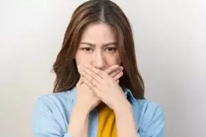 Selain pakai garam, begini cara menghilangkan bau mulut dan plak gigi cuma pakai 1 bahan kue