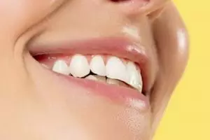 Bukan pakai garam, begini trik memutihkan gigi kuning membandel cuma gunakan 3 jenis buah