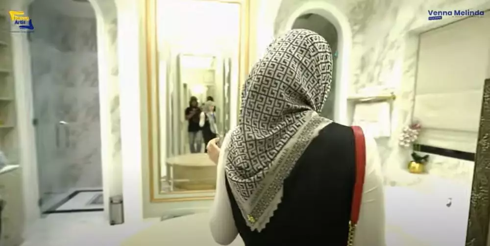 potret kamar mandi Putri Zulkifli Hasan desainnya tanpa jasa arsitek © 2024 brilio.net potret kamar mandi Putri Zulkifli Hasan desainnya tanpa jasa arsitek © 2024 brilio.net