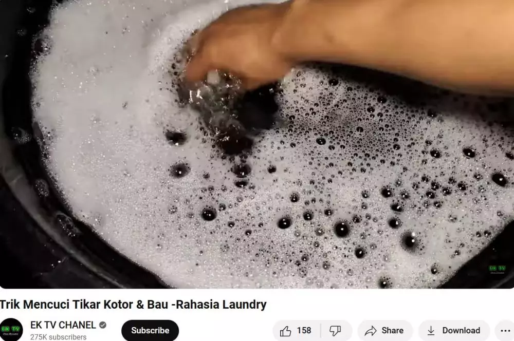 trik cuci tikar super dekil dan bau pesing © YouTube