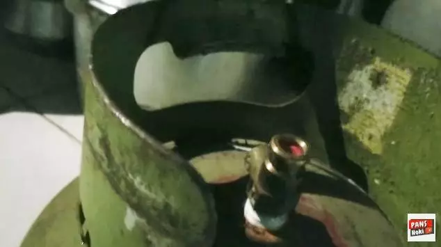 menambal regulator gas pakai isolasi © 2023 brilio.net