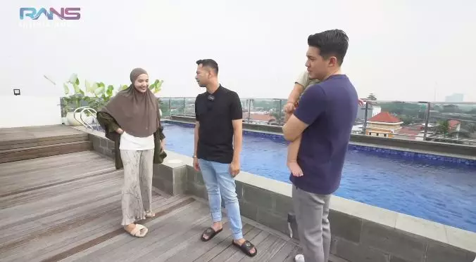 kolam renang zaskia sungkar © YouTube