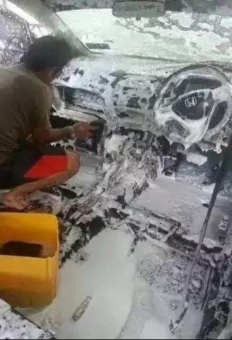 Potret kocak orang nyuci kendaraan Berbagai sumber