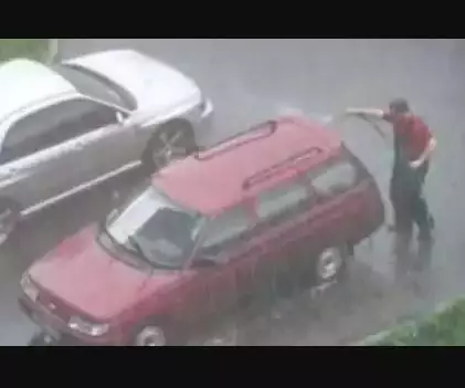 Potret kocak orang nyuci kendaraan Berbagai sumber