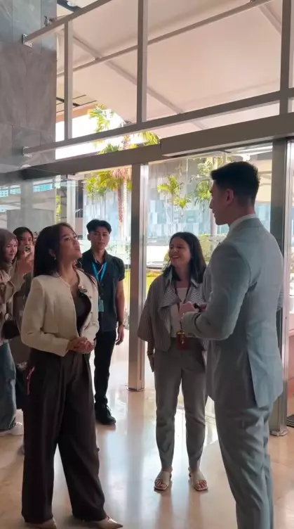 Fuji temani Verrel Bramasta ngantor © Instagram