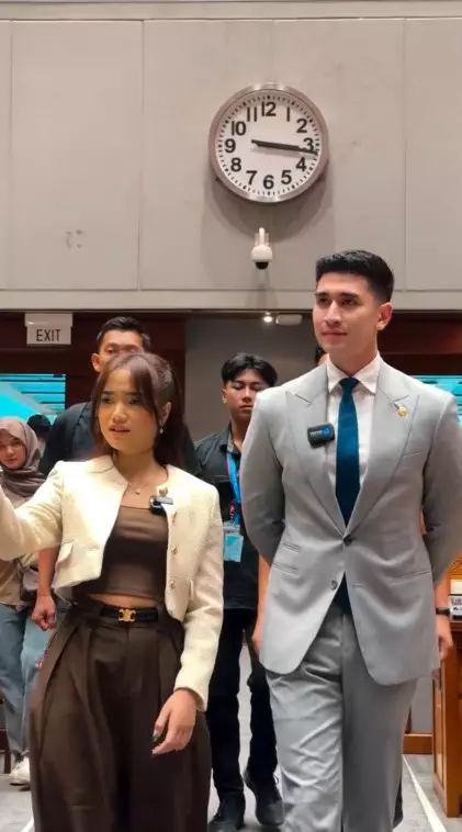 Fuji temani Verrel Bramasta ngantor © Instagram