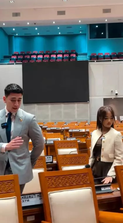 Fuji temani Verrel Bramasta ngantor © Instagram