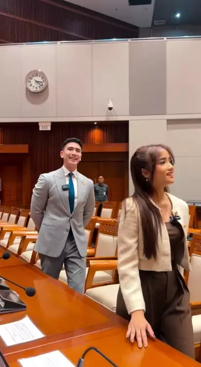 Fuji temani Verrel Bramasta ngantor © Instagram