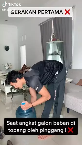 Cara jitu mengangkat galon © TikTok