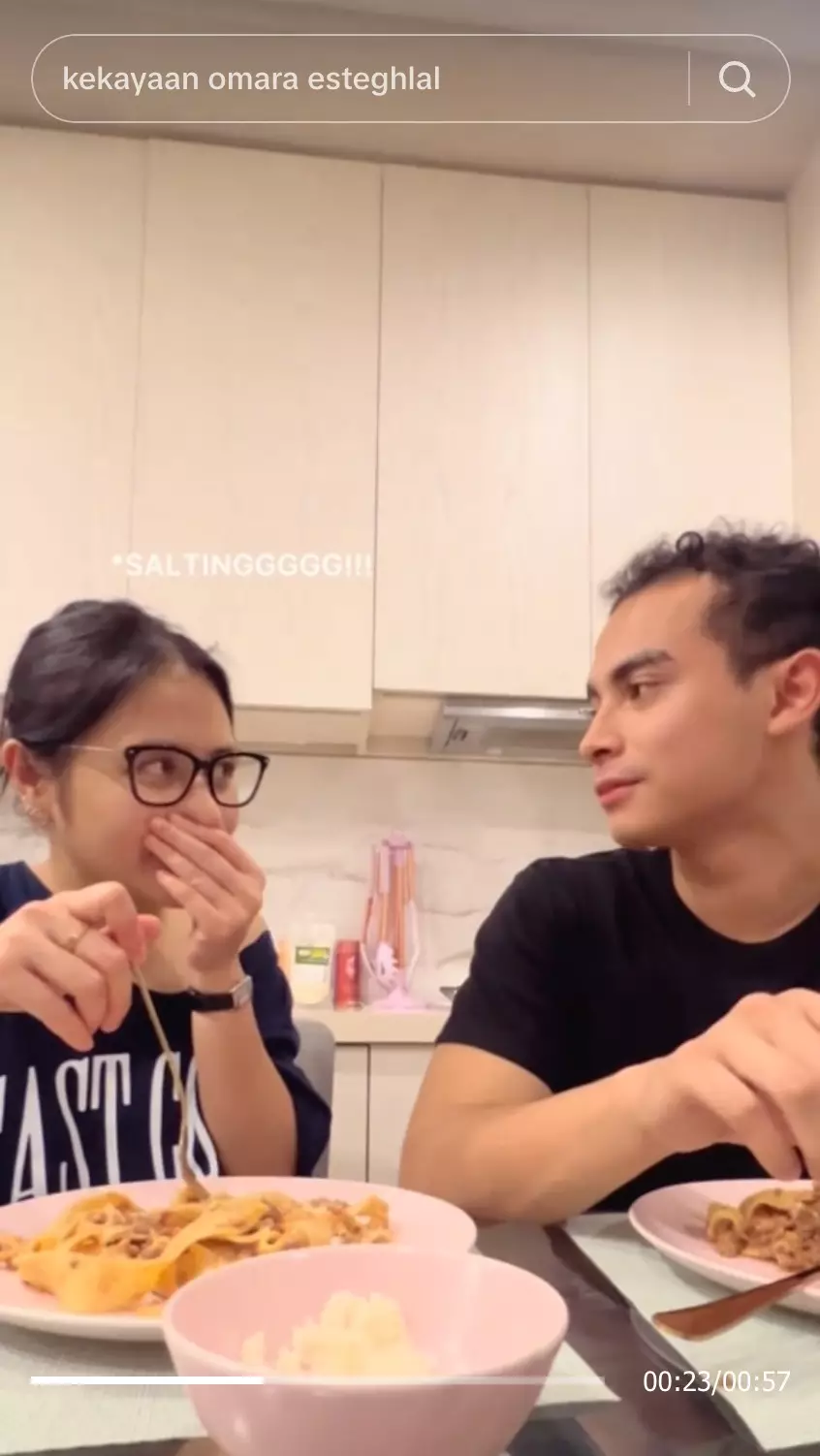 Momen Omara Esteghlal makan bareng Prilly Latuconsina ini bikin salfok © 2025 berbagai sumber