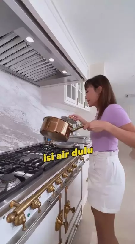 dapur ayu dewi pakai kompor Rp 500 juta © 2024 brilio.net