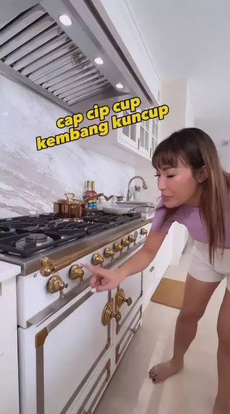 dapur ayu dewi pakai kompor Rp 500 juta © 2024 brilio.net