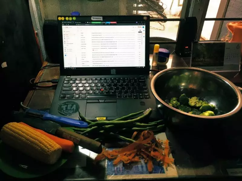 Potret kocak kegiatan emak-emak multitasking Berbagai sumber