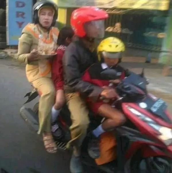 Potret kocak kegiatan emak-emak multitasking Berbagai sumber