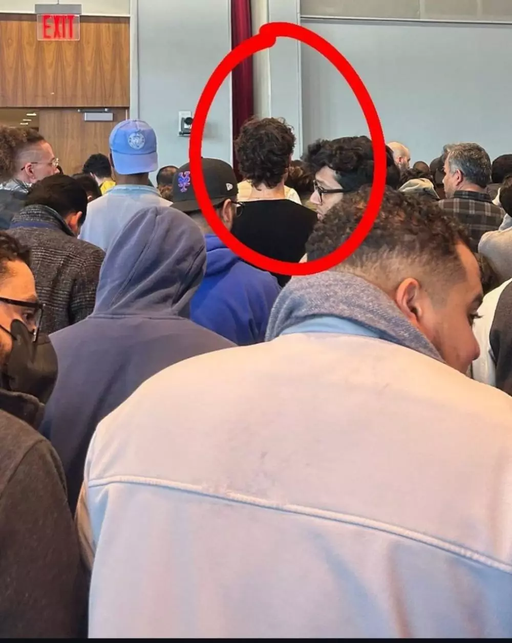 Momen Shawn Mendes kepergok ikut salat Jumat di masjid NYU, X potretnya bikin salah fokus © 2025 brilio.net