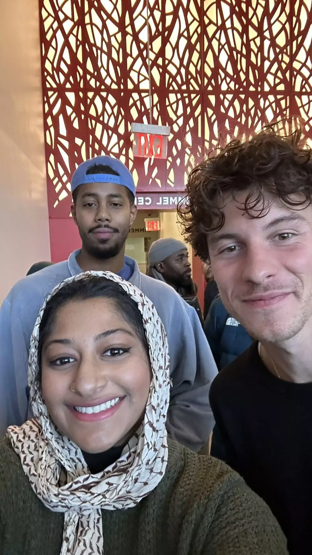 Momen Shawn Mendes kepergok ikut salat Jumat di masjid NYU, X potretnya bikin salah fokus © 2025 brilio.net