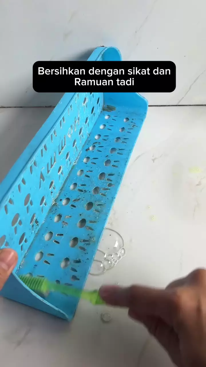 Cara efektif bersihkan rak bumbu dapur © Instagram