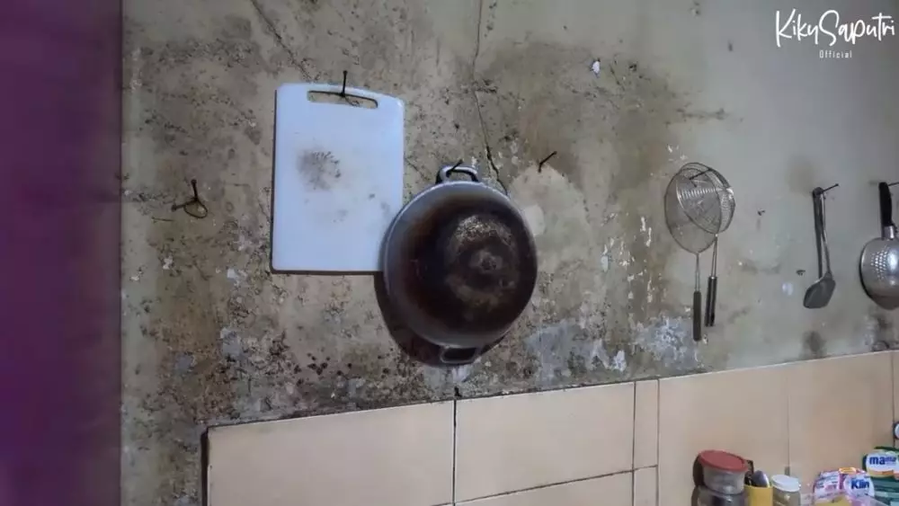 dapur masa kecil Kiky Saputri © YouTube