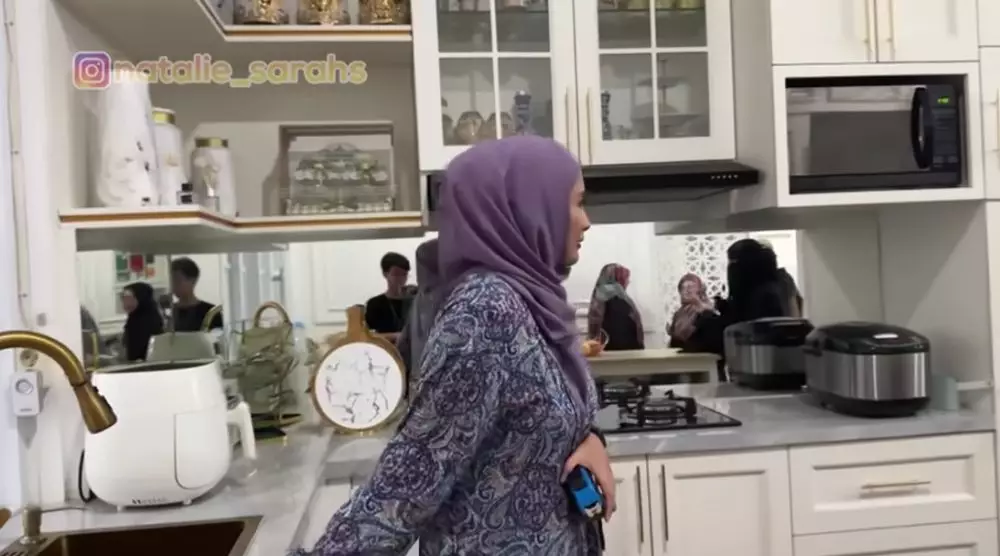 dapur Umi Pipik minimalis serba putih © YouTube