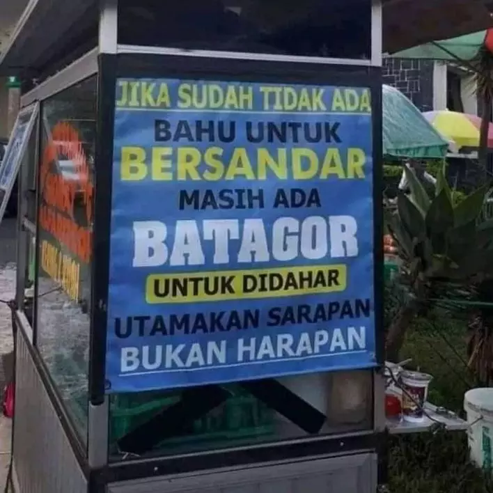 Lagi capek ketemu tulisan lucu di warung Berbagai sumber