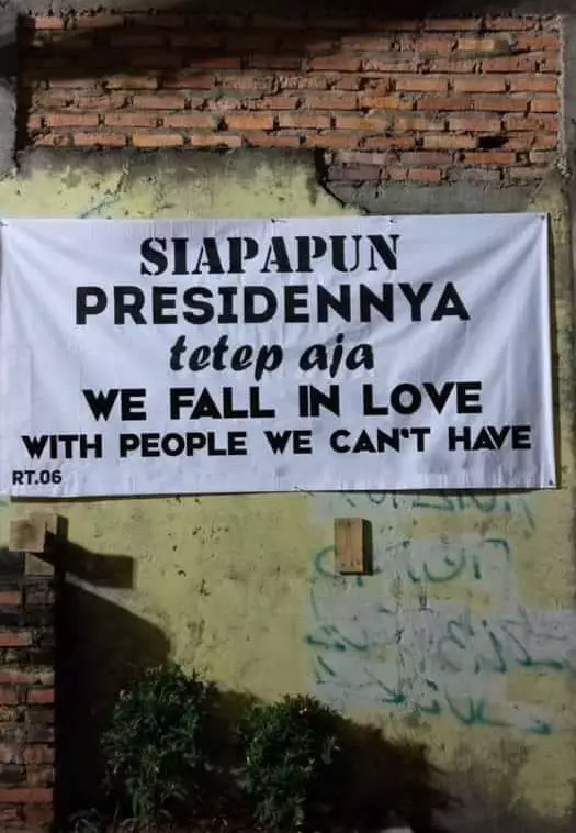 spanduk tulisan lucu © Facebook spanduk tulisan lucu © Facebook