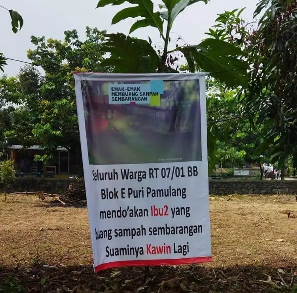 spanduk tulisan lucu © Facebook spanduk tulisan lucu © Facebook