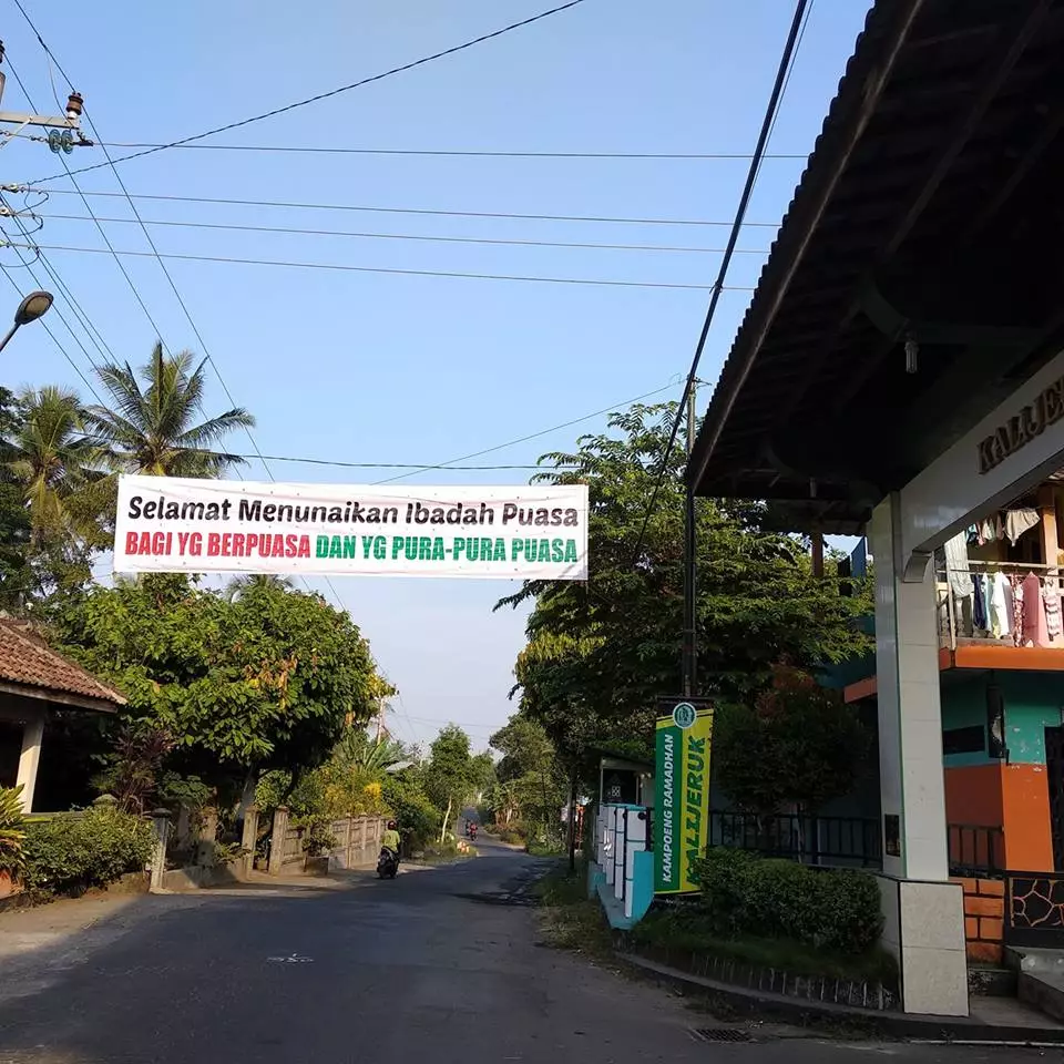 spanduk tulisan lucu © Facebook spanduk tulisan lucu © Facebook