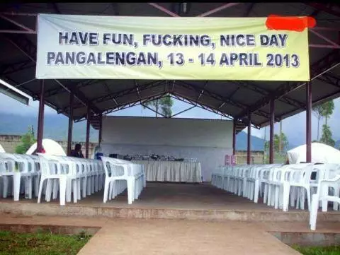 spanduk tulisan lucu © Facebook spanduk tulisan lucu © Facebook