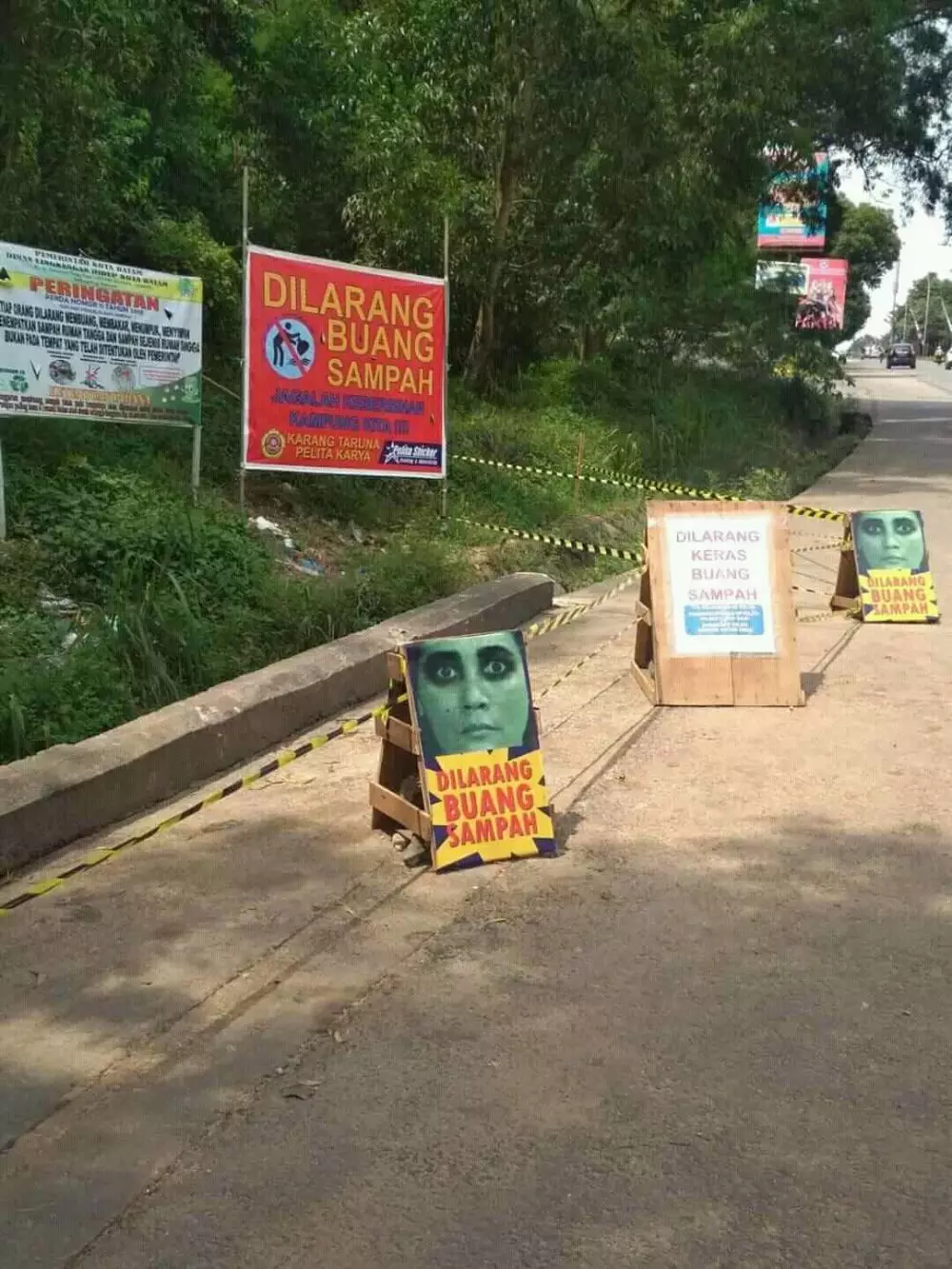 spanduk tulisan lucu © Facebook spanduk tulisan lucu © Facebook