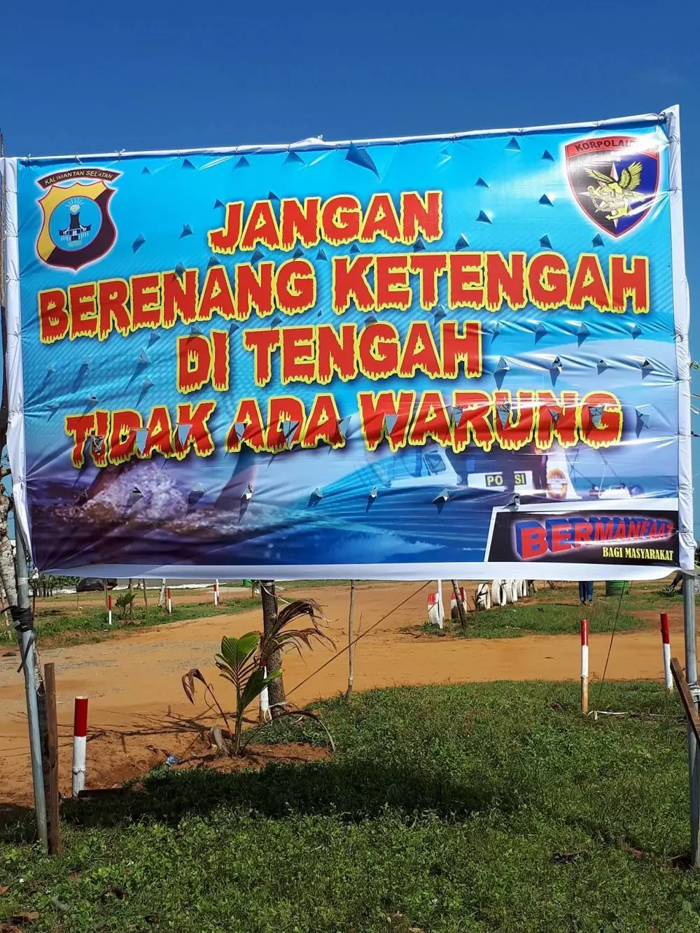 spanduk tulisan lucu © Facebook spanduk tulisan lucu © Facebook