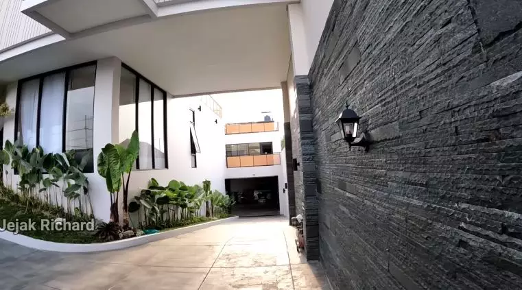 teras rumah denny caknan © berbagai sumber