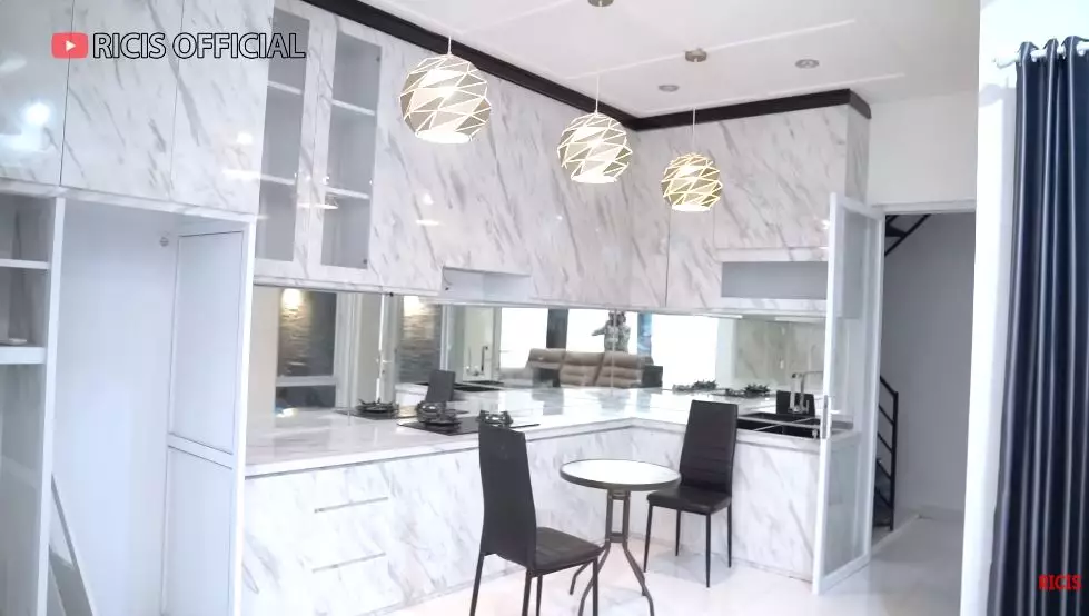 potret dapur dr shindy kakak ria ricis © YouTube