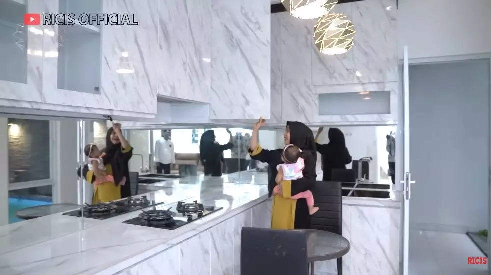 potret dapur dr shindy kakak ria ricis © YouTube