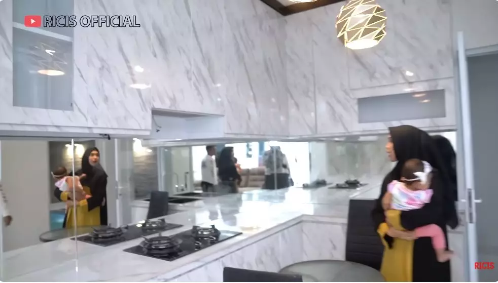 potret dapur dr shindy kakak ria ricis © YouTube