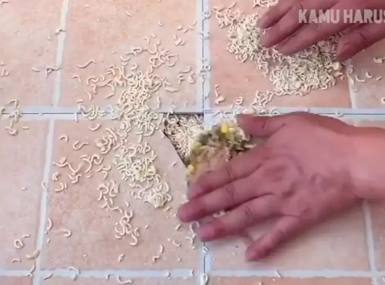 trik perbaiki lantai keramik berlubang © YouTube