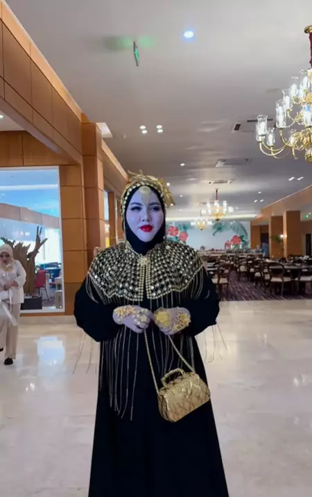 Mira Hayati pakai baju tahanan © berbagai sumber Mira Hayati pakai baju tahanan © berbagai sumber