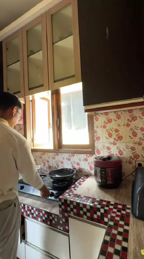 dapurnya estetik meski full motif © TikTok