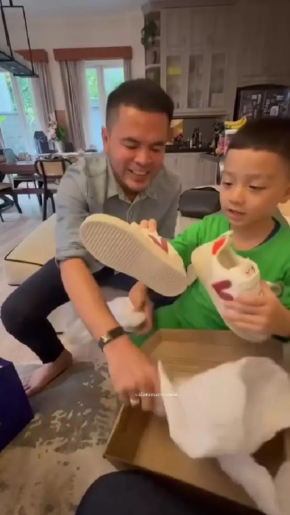 Haldy Sabri beri hadiah sepatu ke Air © Instagram Haldy Sabri beri hadiah sepatu ke Air © Instagram