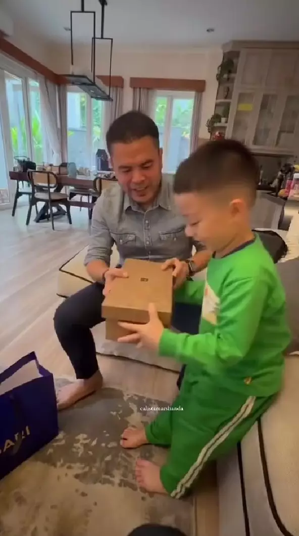 Haldy Sabri beri hadiah sepatu ke Air © Instagram Haldy Sabri beri hadiah sepatu ke Air © Instagram