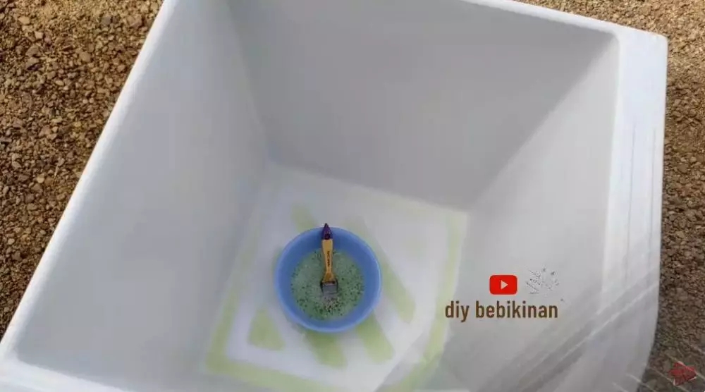 cara bersihkan kerak di bak mandi dalam 5 menit © YouTube cara bersihkan kerak di bak mandi dalam 5 menit © YouTube