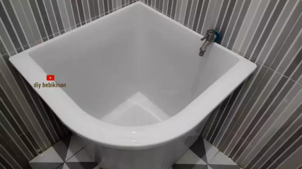 cara bersihkan kerak di bak mandi dalam 5 menit © YouTube cara bersihkan kerak di bak mandi dalam 5 menit © YouTube